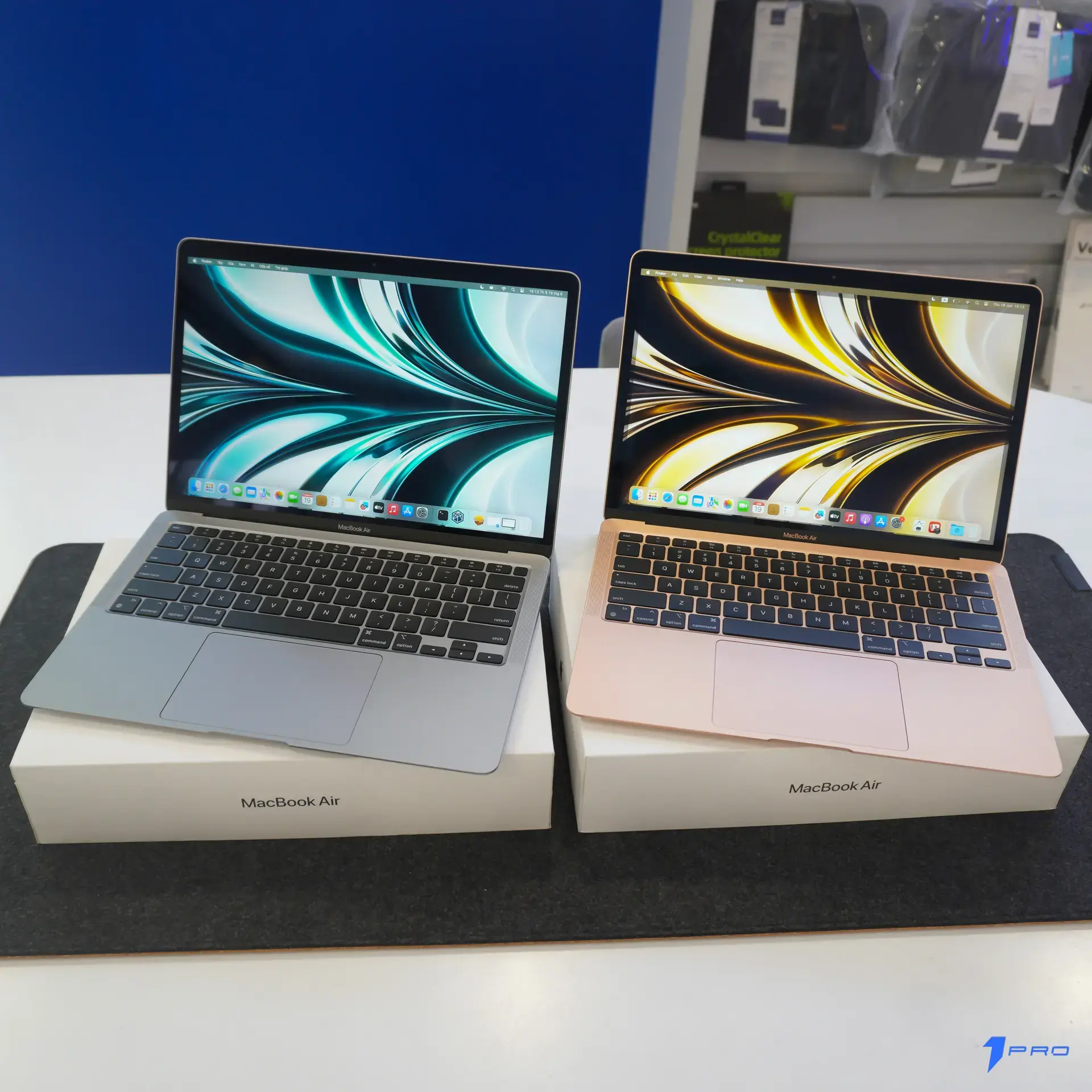 Macbook Air M1 màu vàng đồng nằm gọn trong balo thời trang