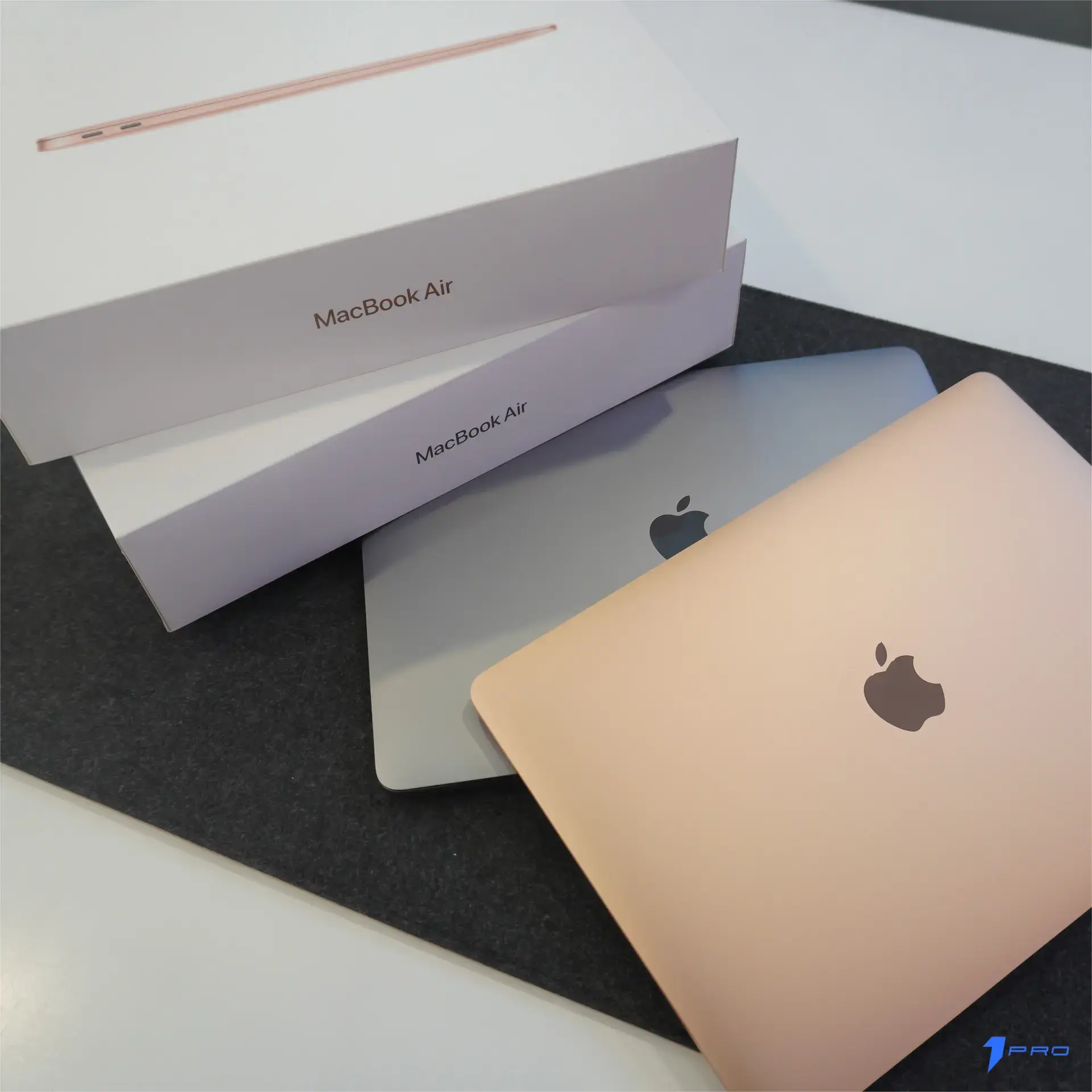 Macbook Air M1 đang chạy phần mềm đồ họa nặng rất mượt mà