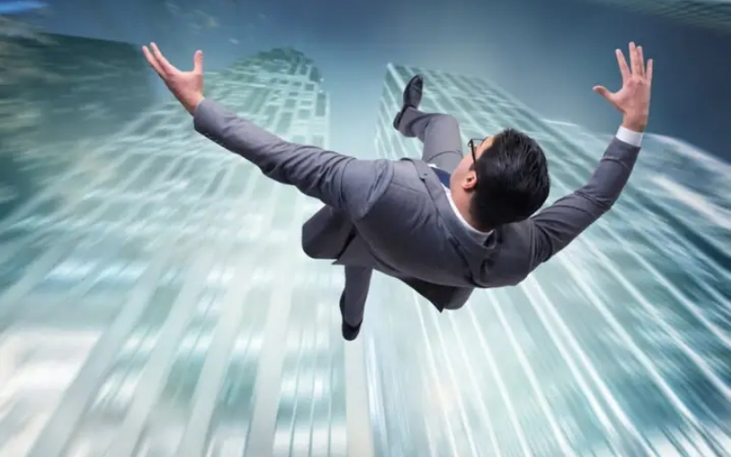 Bí ẩn giấc mơ thấy mình rơi từ trên cao: Phản xạ cơ thể hay điềm báo tâm lý?