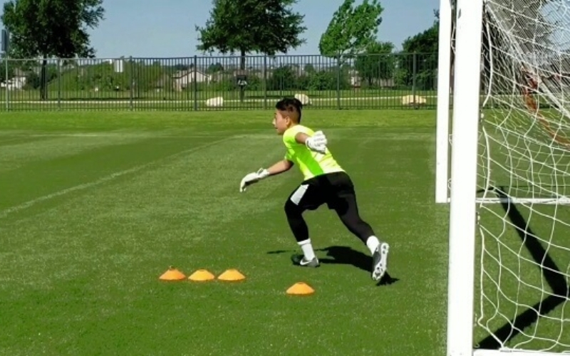 Cách cải thiện tốc độ phản xạ và khả năng phán đoán góc sút cho thủ môn trẻ
