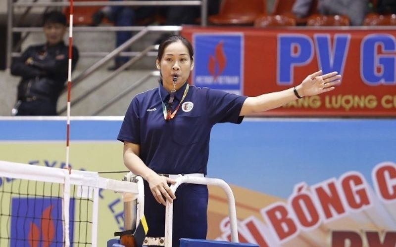 Luật dính bóng trong bóng chuyền và cách thổi phạt của trọng tài