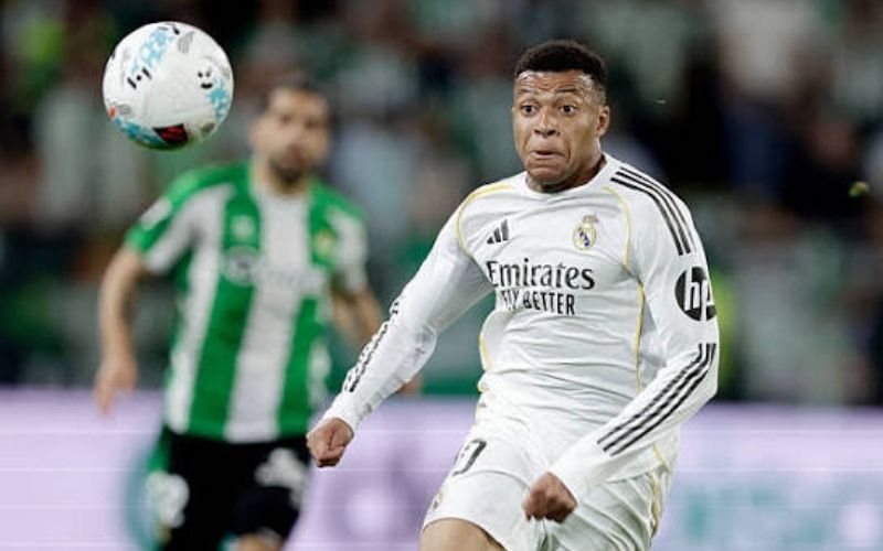Đánh giá năng lực phòng ngự chắc chắn và khả năng đọc tình huống của Mbappe