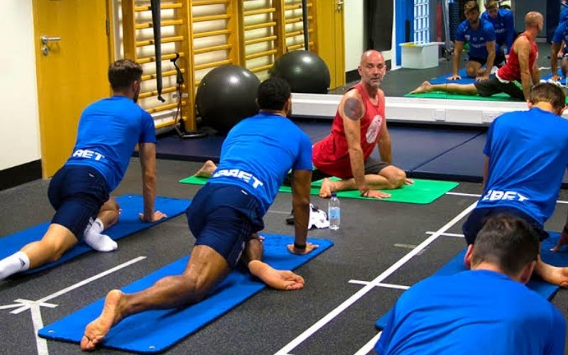 Tác dụng của các bài tập yoga và giãn cơ đối với các cầu thủ bóng đá